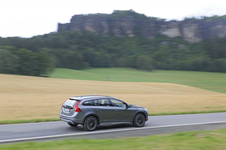  Volvo V60 T5 Cross Country 2015 года  (фото 12 из 38)